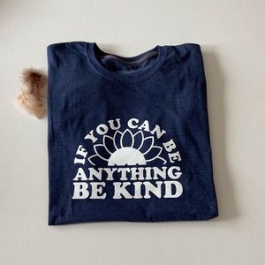 4/$15 NEW! Be Kind Hand Crafted T-shirt Unisex Size L 🆕